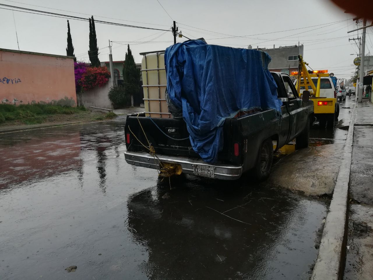 Aseguran 8 camionetas con huachicol en Nativitas